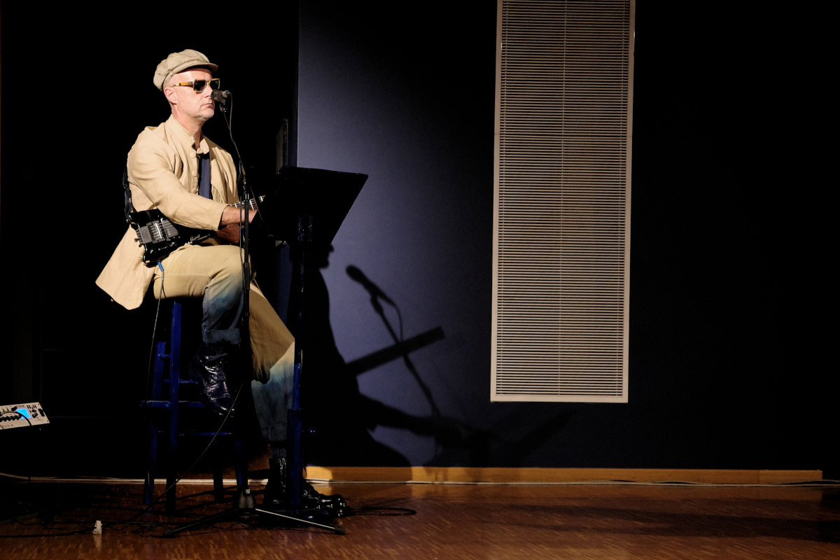 LA DISTANZA DALLA LUNA . A cura di Luna e GNAC Teatro.  Con Michele Eynard (foto di Enrico Porro)