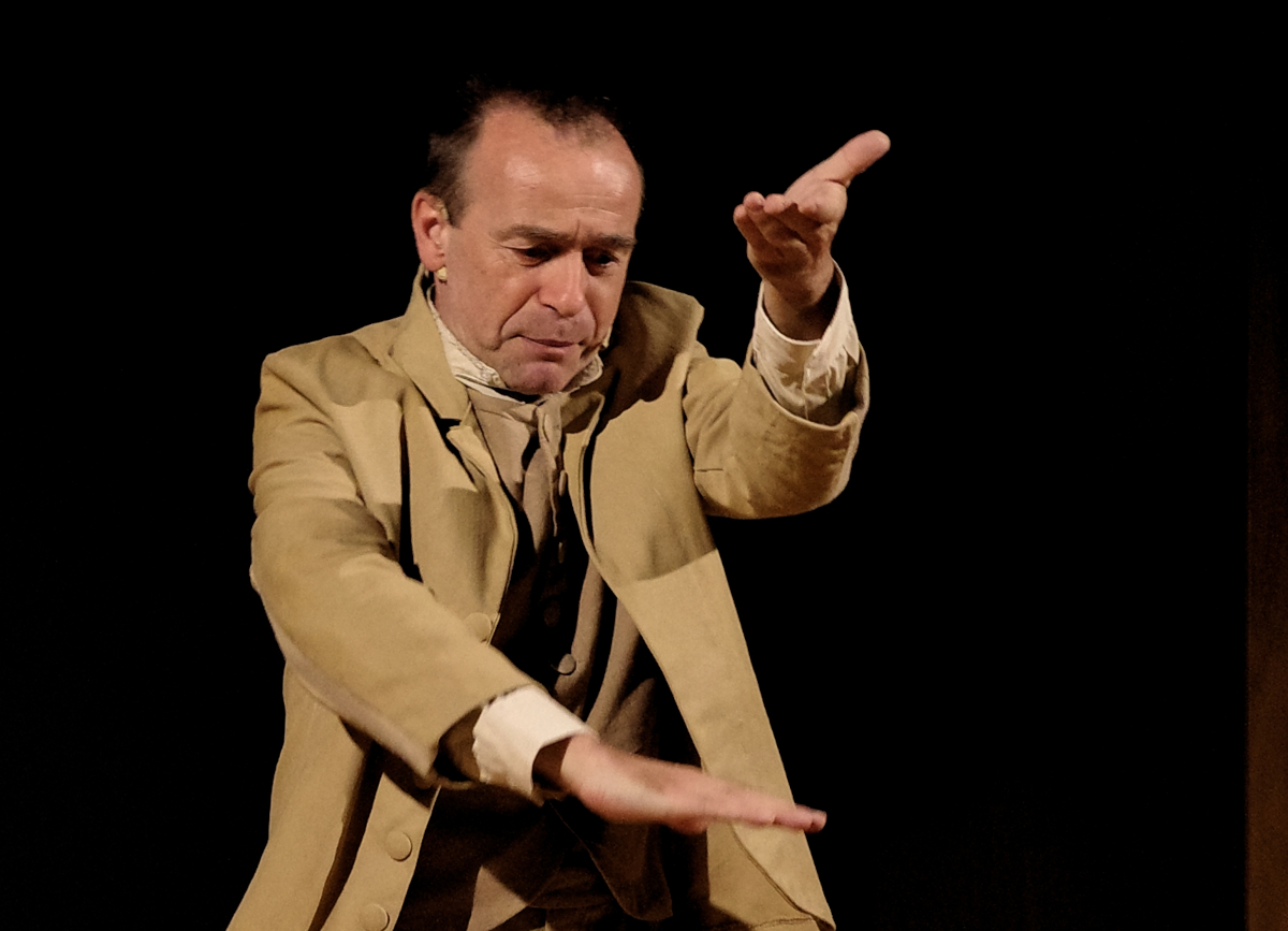 LA DISTANZA DALLA LUNA . A cura di Luna e GNAC Teatro.  Con Michele Eynard (foto di Enrico Porro)